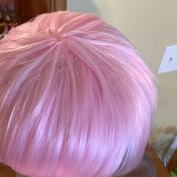Pink synthetic wig.  Beautiful classy Bob cut - Picture 5 of 8